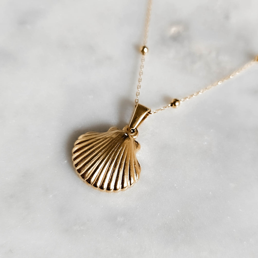 Gold Scallop Pendant Necklace Detail