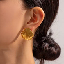 Load image into Gallery viewer, Gold Scallop Earring Close UP