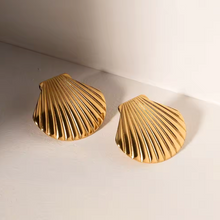 Load image into Gallery viewer, Ariel Shell Earrings in Gold