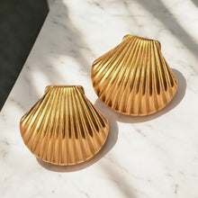 Load image into Gallery viewer, Shell Gold Earrings Detail