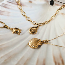 Load image into Gallery viewer, Ariel Scallop Shell Gold Necklace