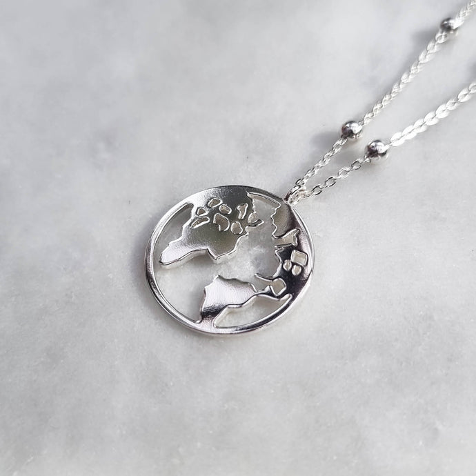 Dionne Silver Carte du Monde Necklace, silver world map necklace, silver necklace -dorsya